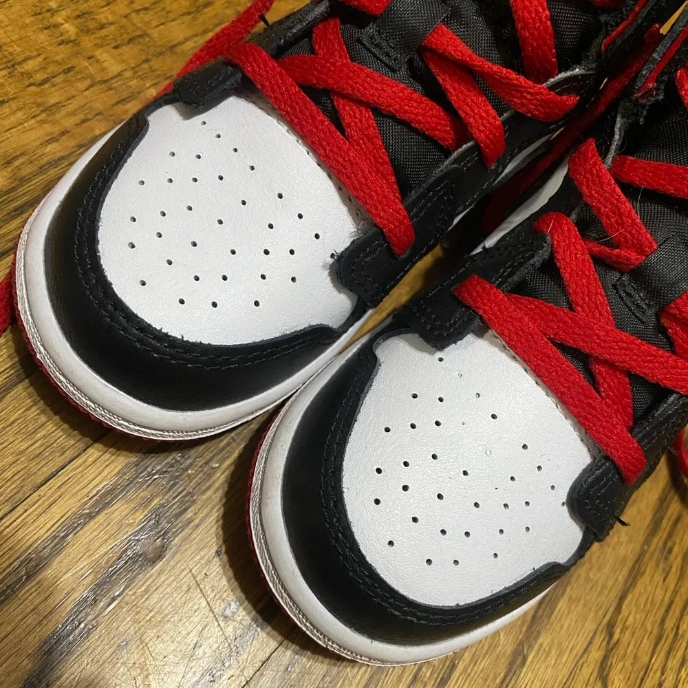 Nike Air Jordan Retro 1 Sneakers - Picture 4 of 7